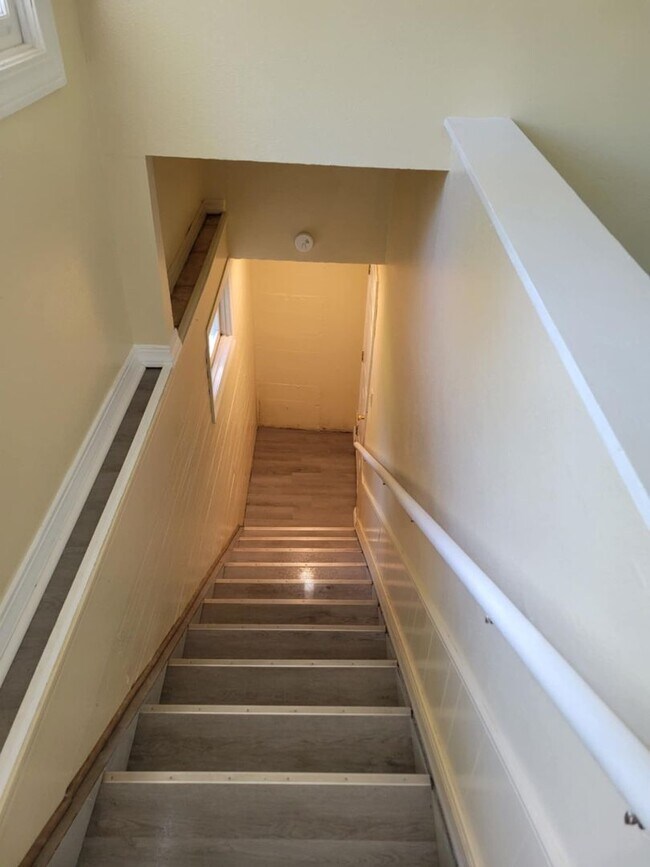 Building Photo - NOVEMBER SPECIAL!!!!!4 bedroom 2 bathroom ...