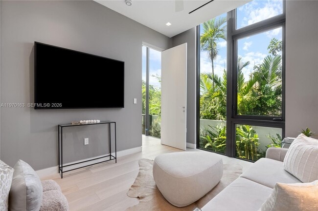 Building Photo - 536 W 51st St