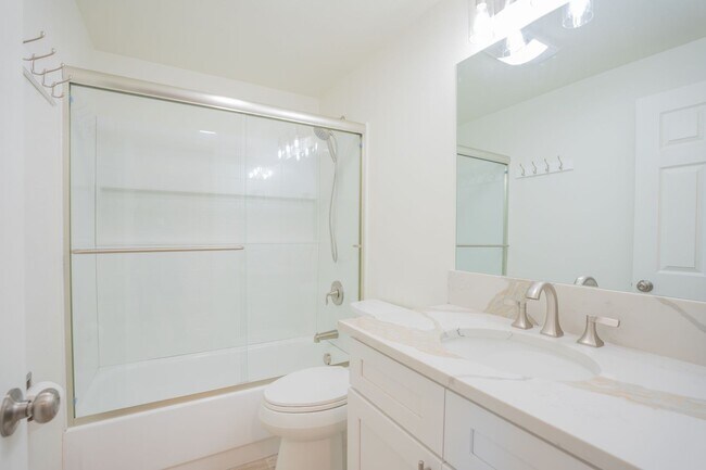Building Photo - Newly Remodeled Large 2 Bedroom!