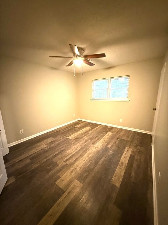 Building Photo - ** 3 Bed 2 Bath located off Virginia Loop ...