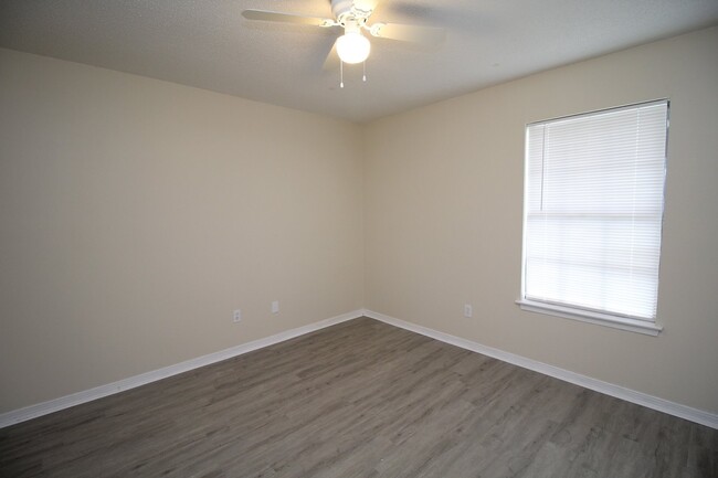 Building Photo - Upstairs 2BR/1BA Apartment Off 9 Mile Rd –...