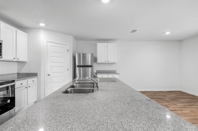Building Photo - 5631 Guinevere Ln