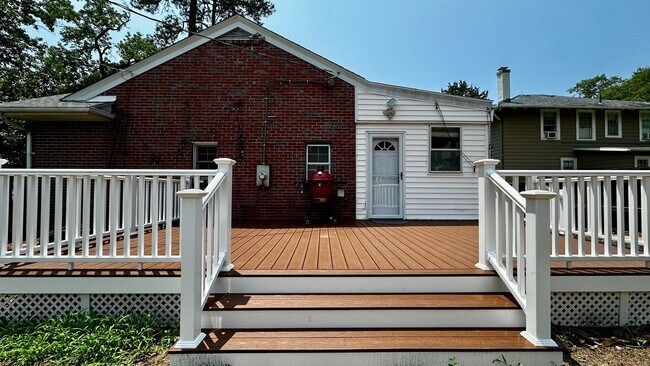 Building Photo - Larchmont