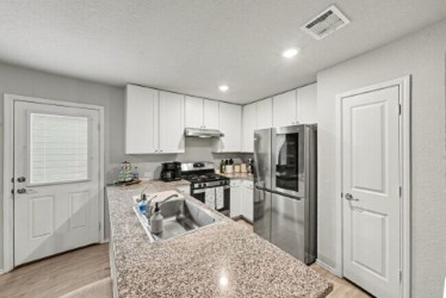 Building Photo - 3BED/2BATH HOUSE AVAILABLE FOR LEASE!