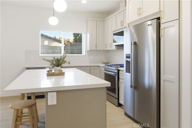 Building Photo - 215 E 2nd St