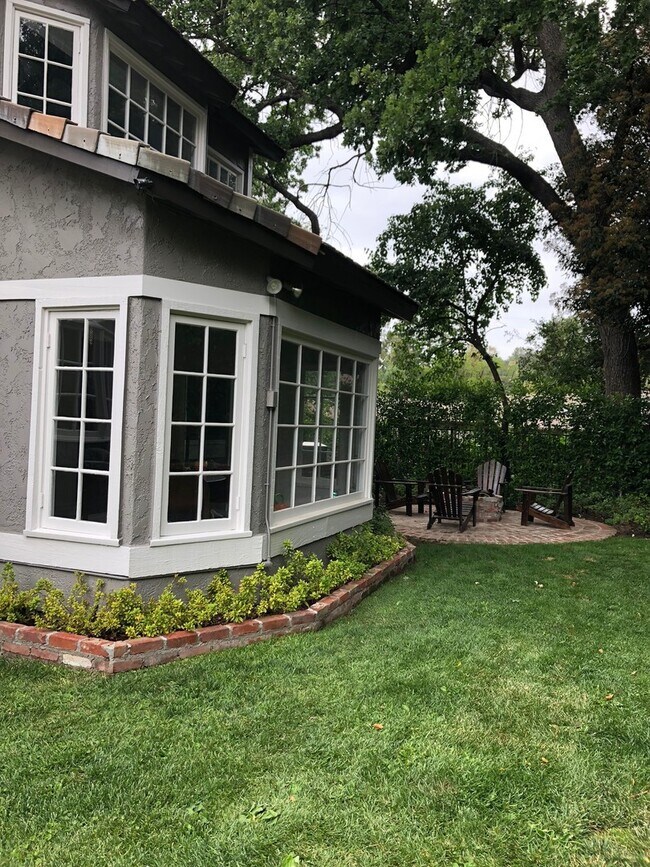 Building Photo - Luxury 5 Bed, 3 Bath - Entertainers Dream!