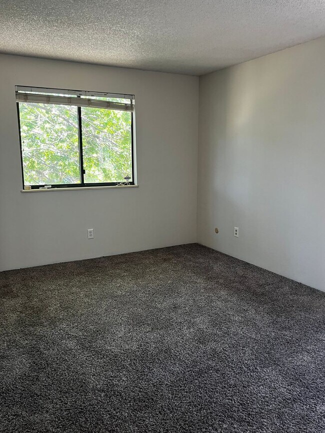 Building Photo - Well Maintained 2 bed 2 bath condo in Woodside Village!