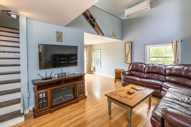 Primary Photo - 68 Vineyard Rd