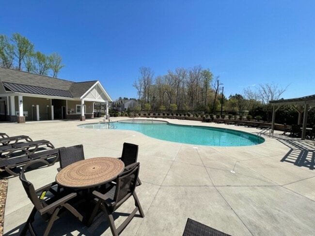Building Photo - MOVE IN READY! Amazing end-unit townhome