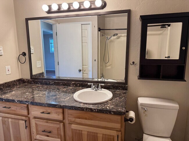 Building Photo - Updated 2 bed 1 bath duplex in Springfield!