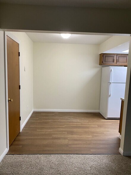 Building Photo - 807 Mitchell Ave