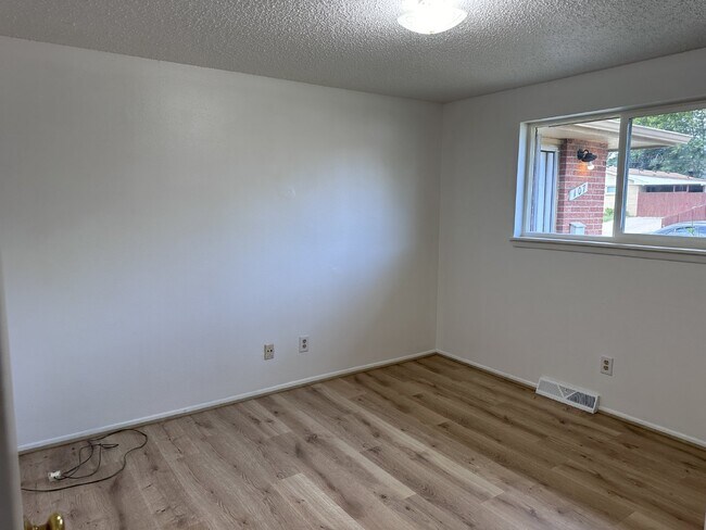 Building Photo - 2-Bed Duplex With Newly Installed Laminate...