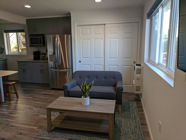 Sitting area with closet - 182 Ardendale Dr