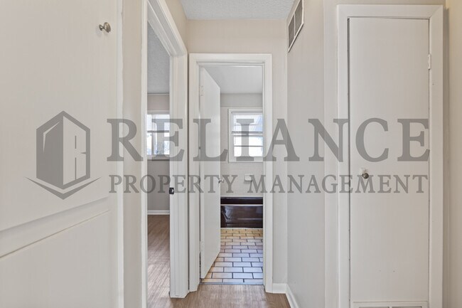 Building Photo - 220 E 44th St S