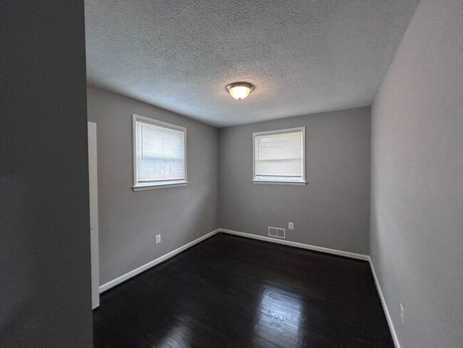 Building Photo - 4 Bedroom Single Family House