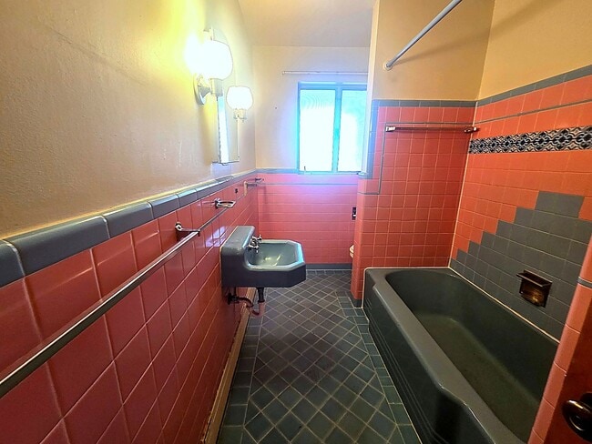 Building Photo - Spacious 2 Bedroom with Large Living Room and Separate Dining Area – Over 1,100 Sq Ft