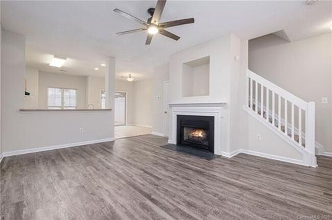 Building Photo - Move In Special!- $250 Off First Full Mont...