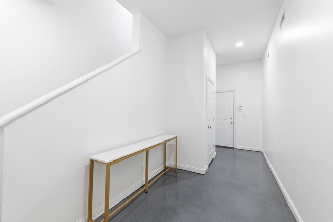 Building Photo - Luxury Furnished Home