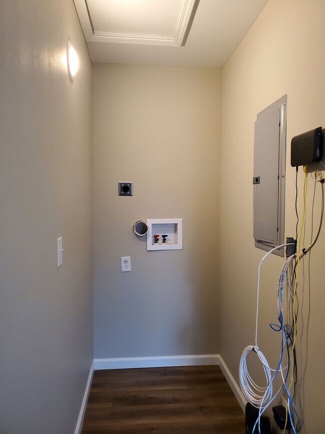 Building Photo - 3 bed, 1 bath Apartment