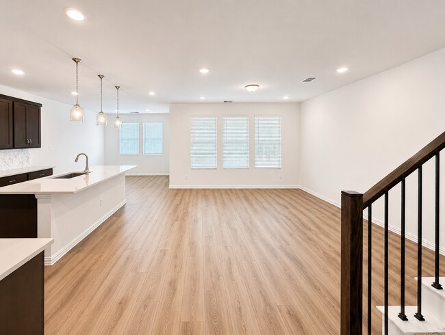 Building Photo - 715 Roanoke Dr