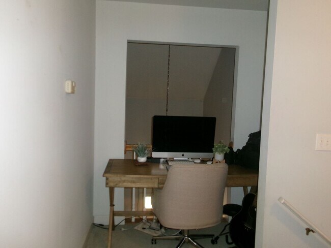 Building Photo - Walk to the Ocean from this 3 bedroom, 2.5...