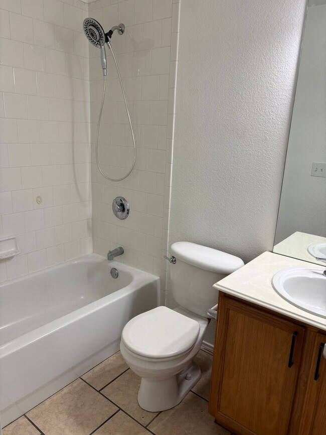 Building Photo - 3/2/2 Near Sherman High School!