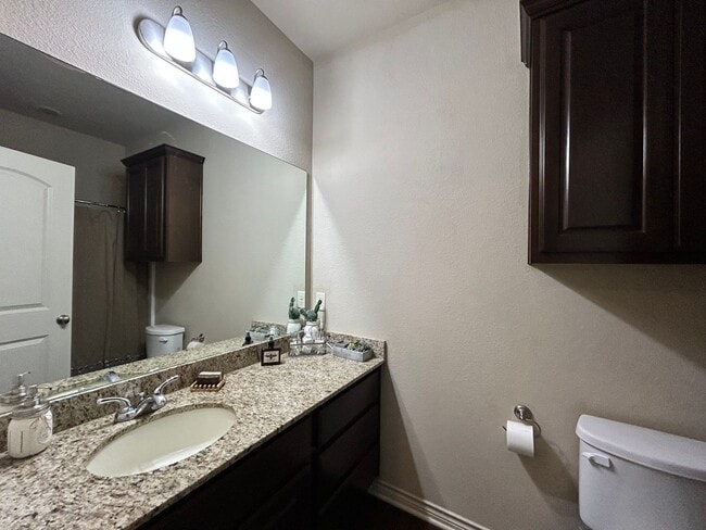 Building Photo - Spacious 2 Bed/2.5 Bath Condo in Gateway Villas!