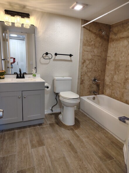 Building Photo - 194 Santa Clara Dr