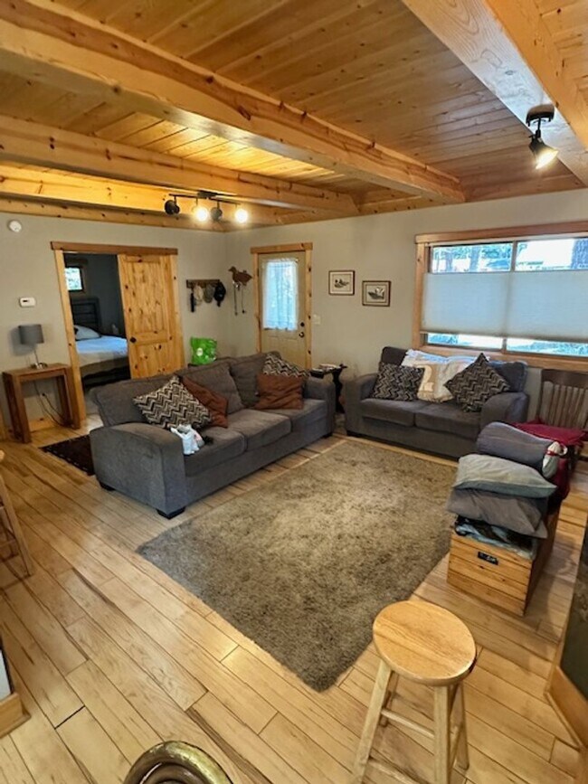 Building Photo - Cute 3Bd home available for a 3-6 month seasonal rental!! Call me to inquire today!!