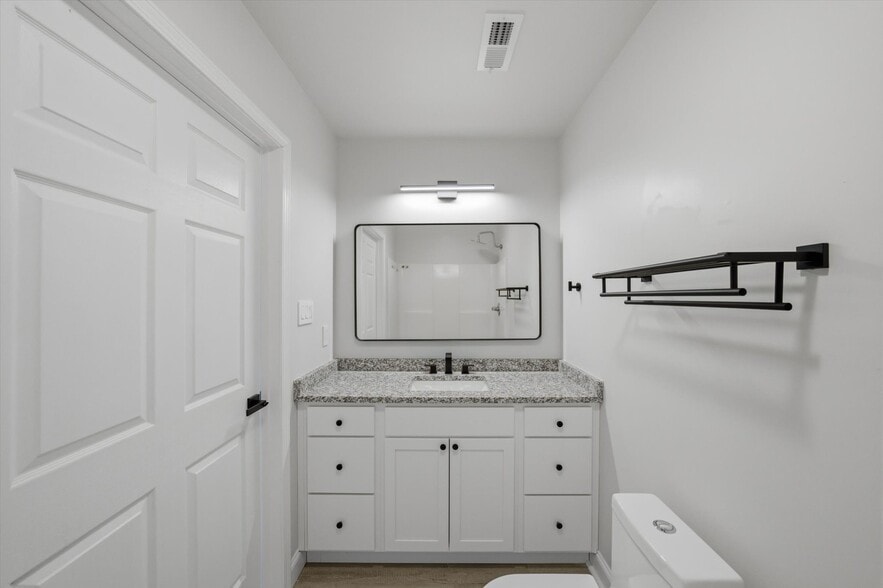 Building Photo - 1912 Laurel Ln