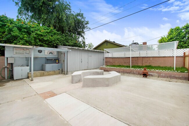 Building Photo - 6437 Graves Ave