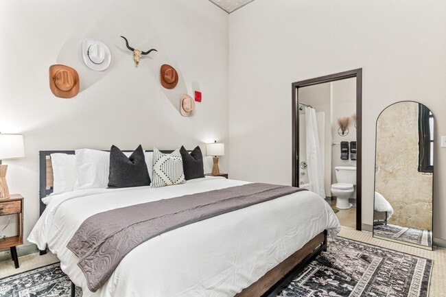 Building Photo - 301 N 7th Ave