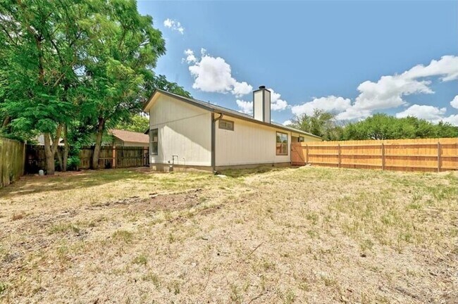 Building Photo - 9601 Holly Springs Dr