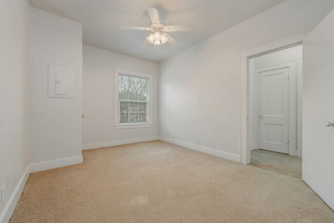 Building Photo - Cozy 2 Bedroom Apartment Available for Aug...