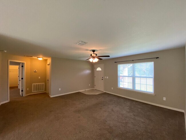 Building Photo - Desirable SW Ocala Neighborhood 3/2/2 **Won't Last**