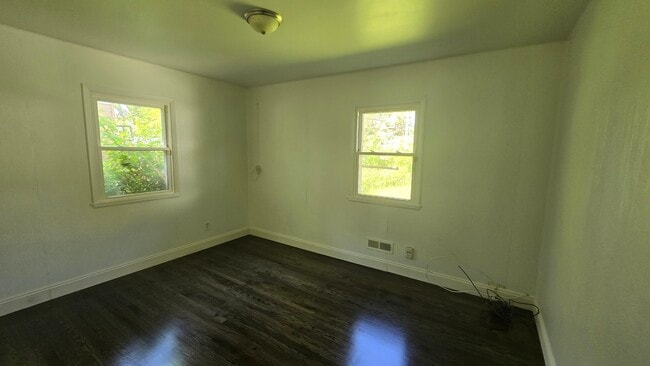 Building Photo - 15450 Maple St