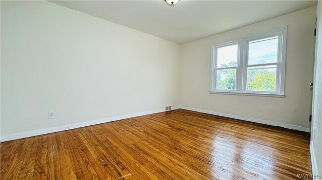 Building Photo - 1553 Whitney Ave