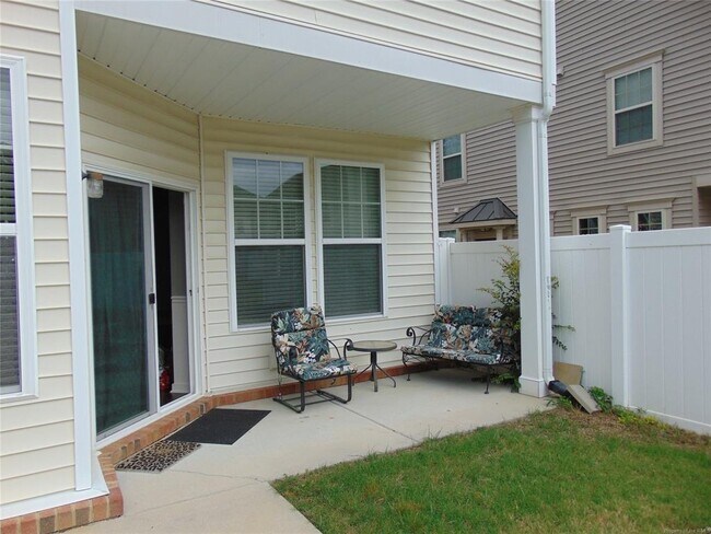 Building Photo - 3215 Kenton Ct