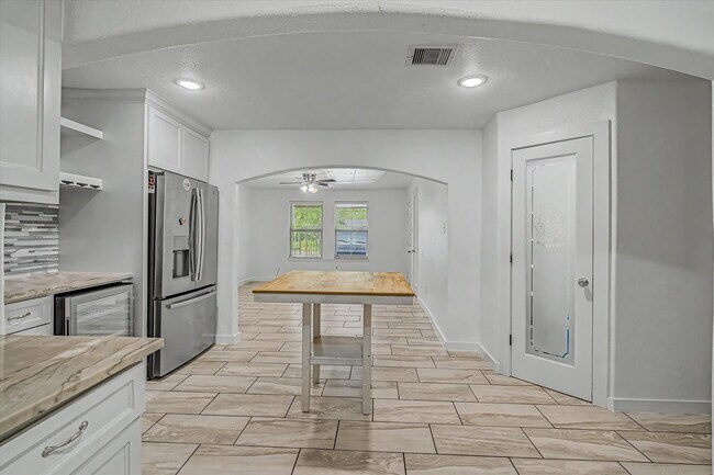 Building Photo - 8159 Glenhollow Dr