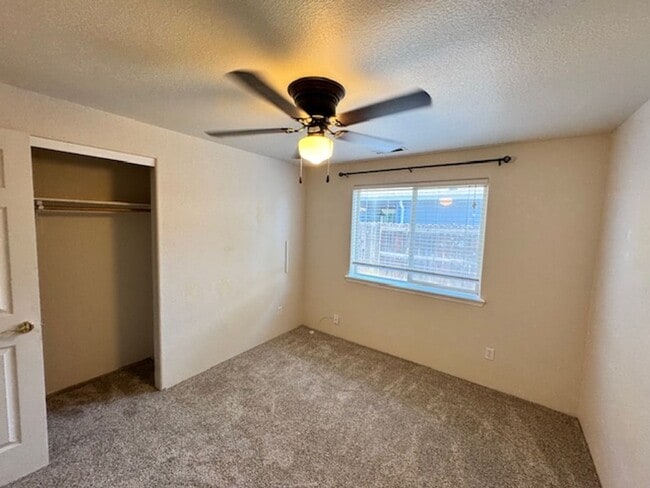 Building Photo - SPACIOUS 3 BEDROOM/ 2 BATH HOME WITH RV/BO...