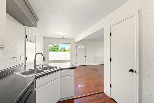 Building Photo - 3 Bed 2.5 Bath Home in Green Valley Ranch!