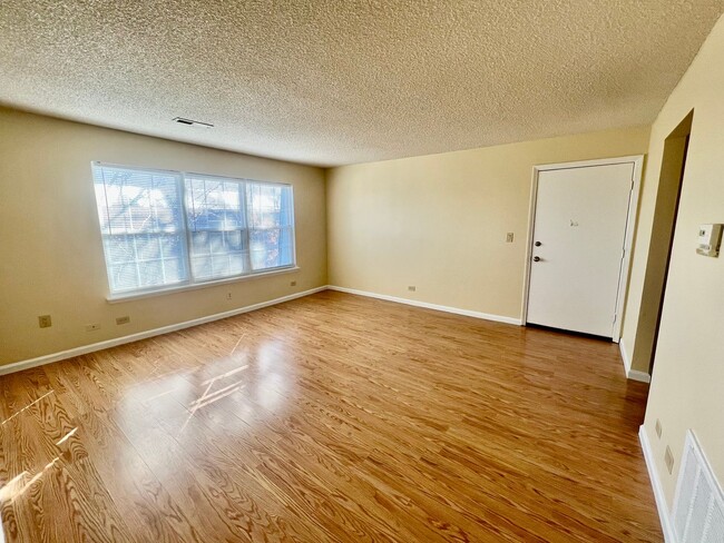 Building Photo - Evolve Real Estate: 2 Bedroom Condo in Den...