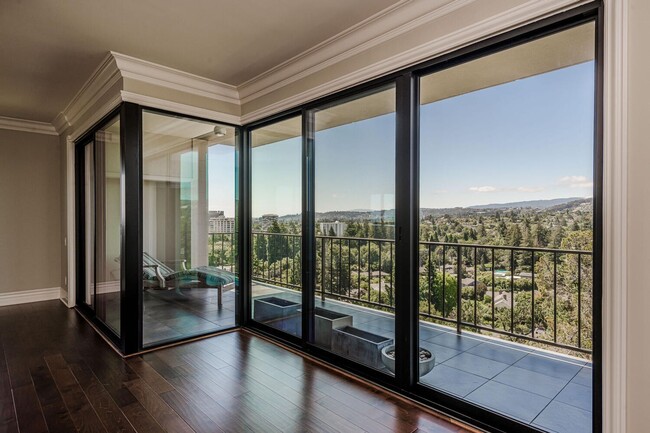 Building Photo - Gorgeous 2 Bed / 2 Bath Top Floor Condo wi...