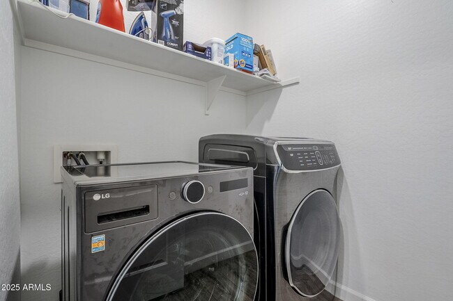 Building Photo - 9935 E Thornbush Ave