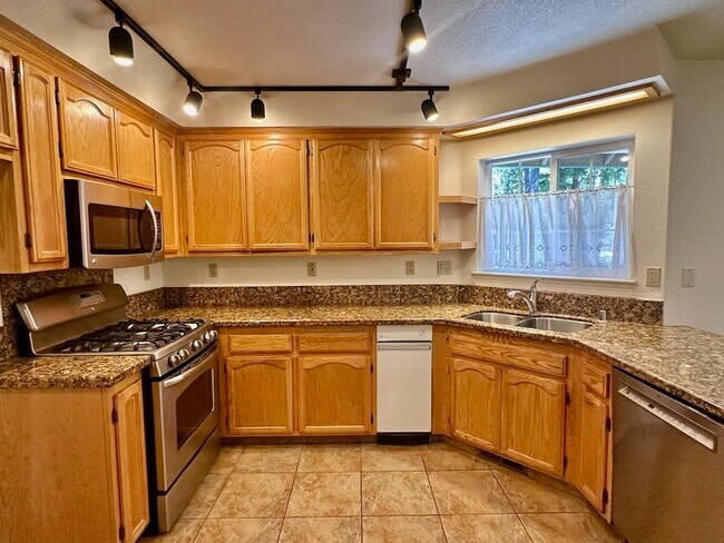 Building Photo - 122 Sterling Ct