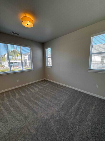 Building Photo - 966 E RR Ave