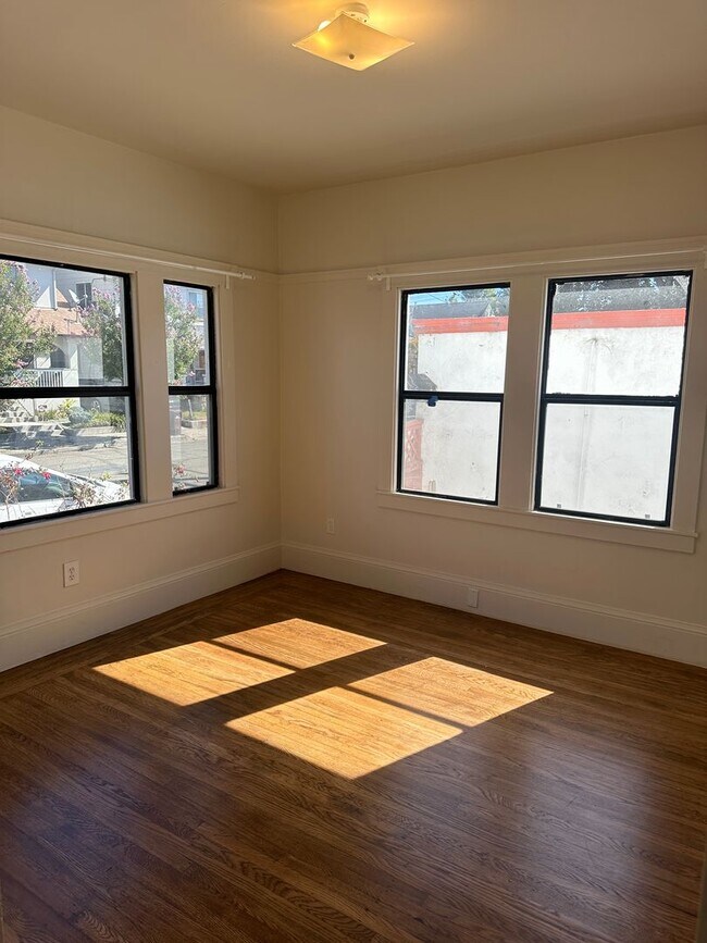 Building Photo - 423 49th St