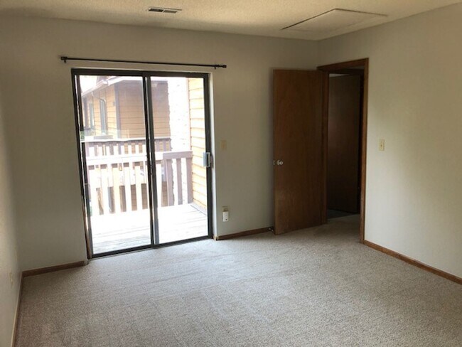 Building Photo - Spacious 1 bed/1bath/garage w fireplace.