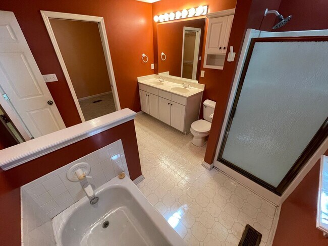 Building Photo - 3914 Stone Hollow Dr