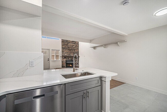Building Photo - 1 Bed 1.5 Bath, 1 Car Attached Townhome in...